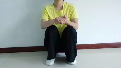 过节容易吃多了消化不好，别忘了饭后练习“乞丐蹲”